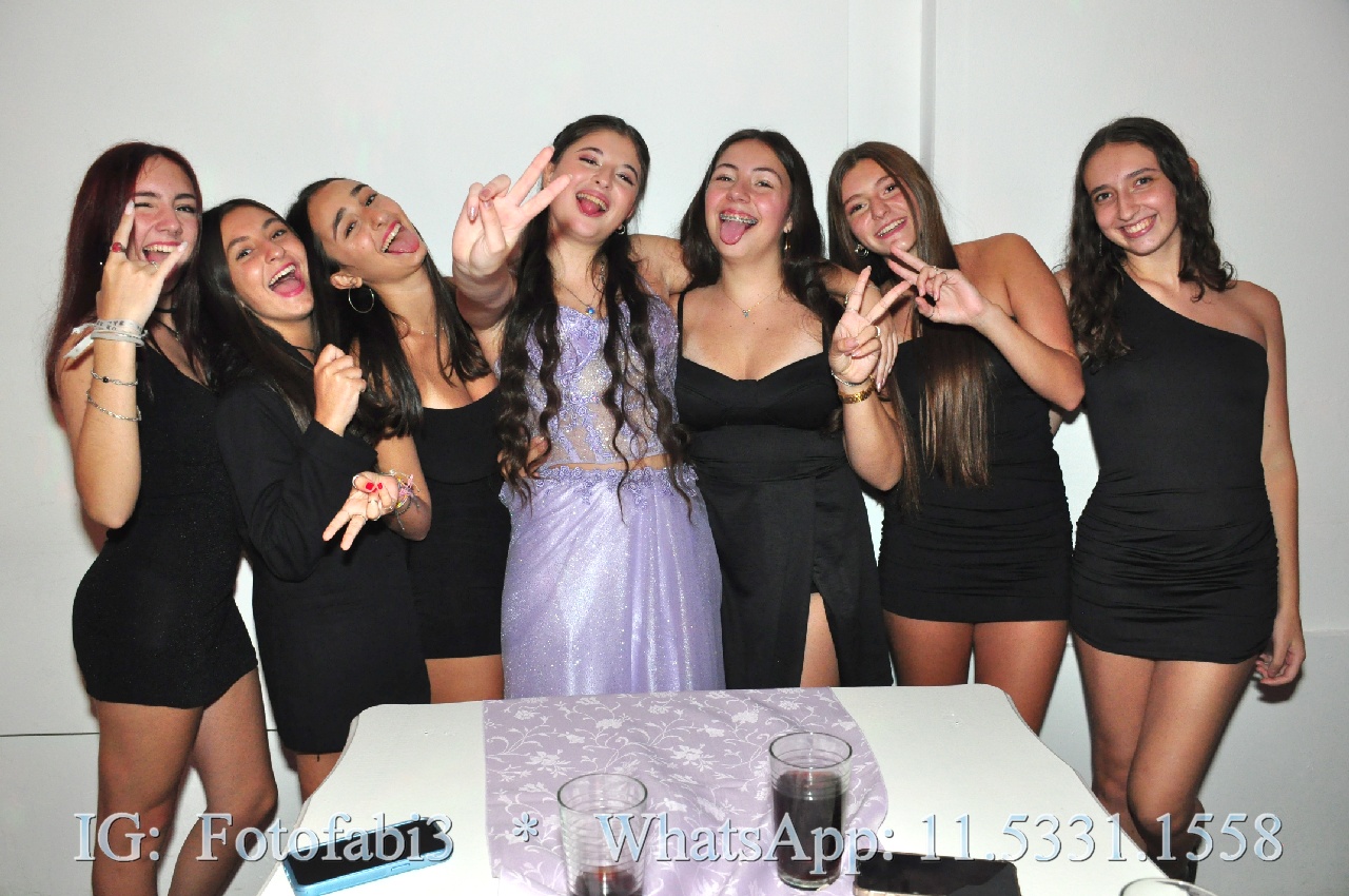 Grupo de amigas posando junto a la quinceañera